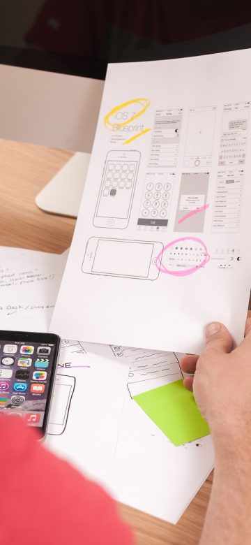 应用详情页截图，上方是图标与名称，中部集中展示版本号更新日期包名与系统要求，底部只有一个醒目的下载按钮